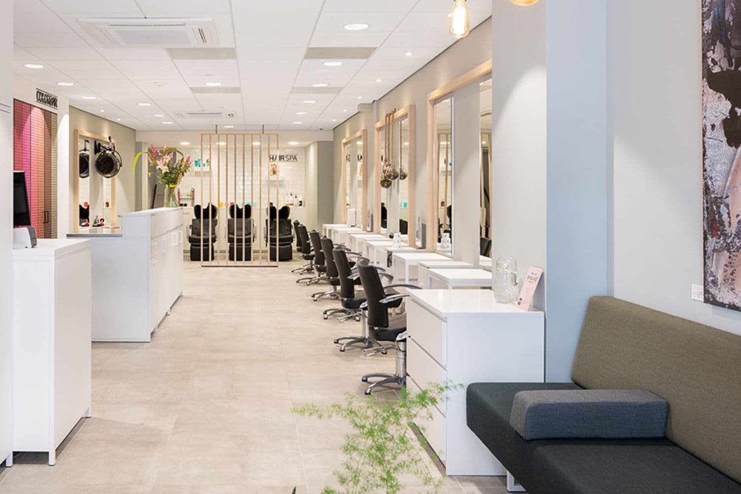 Interieur van Hizi Hair in Leiden — kappersstoelen en wasplekken